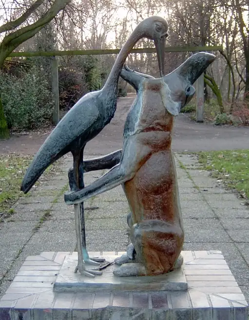 Escultura de bronce de la fábula del lobo y la cigüeña de Esopo